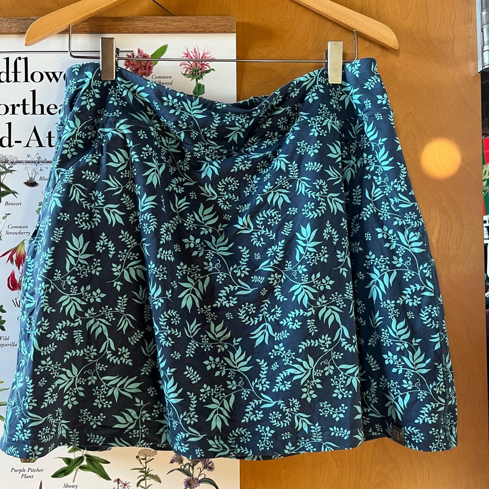 Title nine - women’s size L - floral printed skort blue